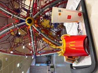 Big Mac, im Hintergrund ein Klettergerüst